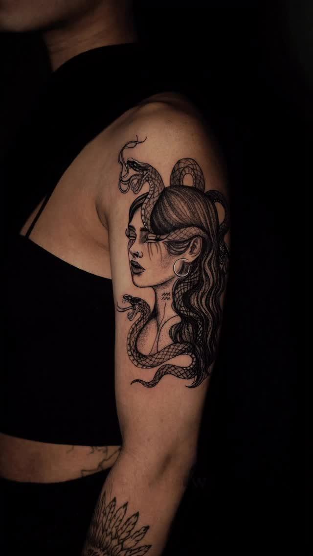 Méduse et cœur, réaliste black & grey — horaespejo.tattoo