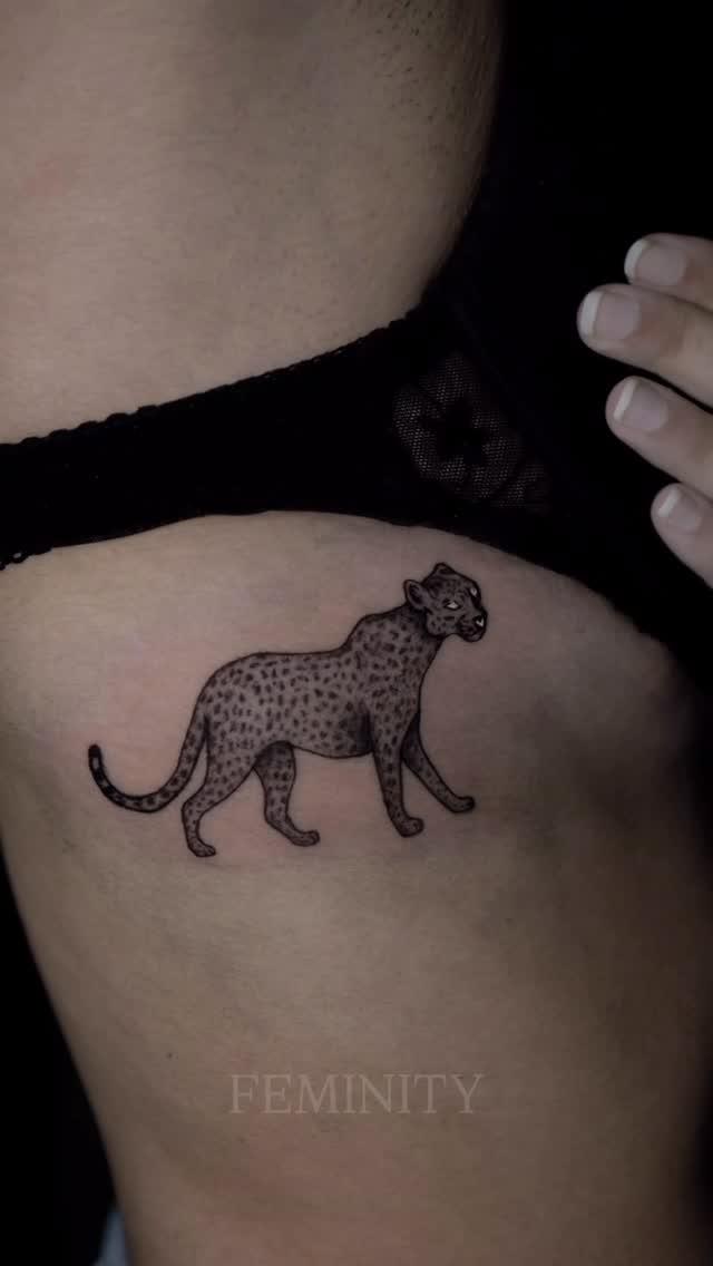 Léopard réaliste black & grey — horaespejo.tattoo