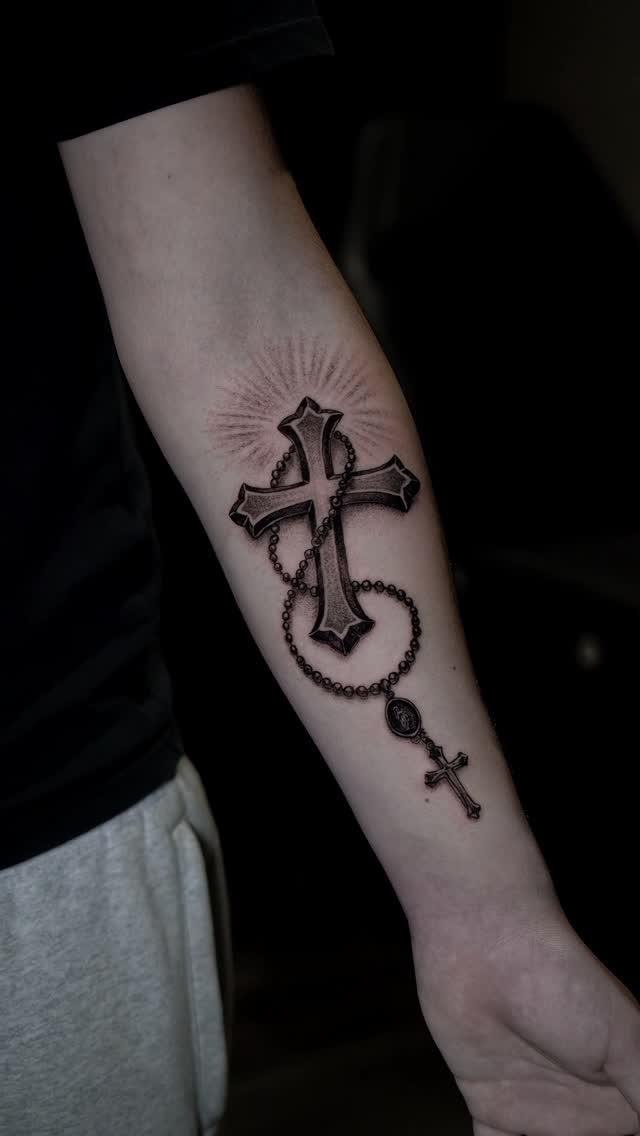 Tatouage réaliste black & grey — horaespejo.tattoo
