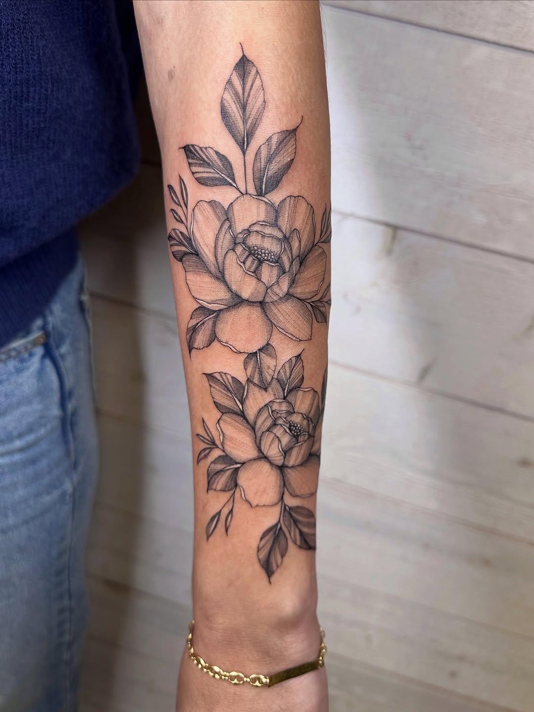 Tatouage Pivoines avant-bras — elitza.tattoo