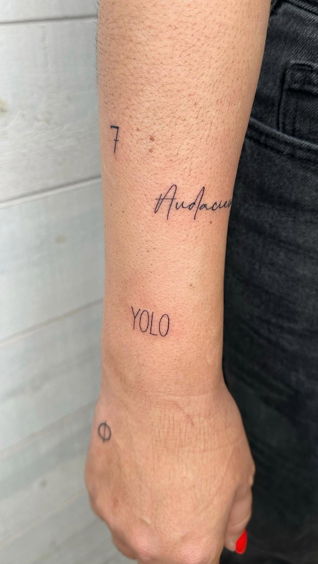 Tatouage Concept tiny tattoos texte — elitza.tattoo