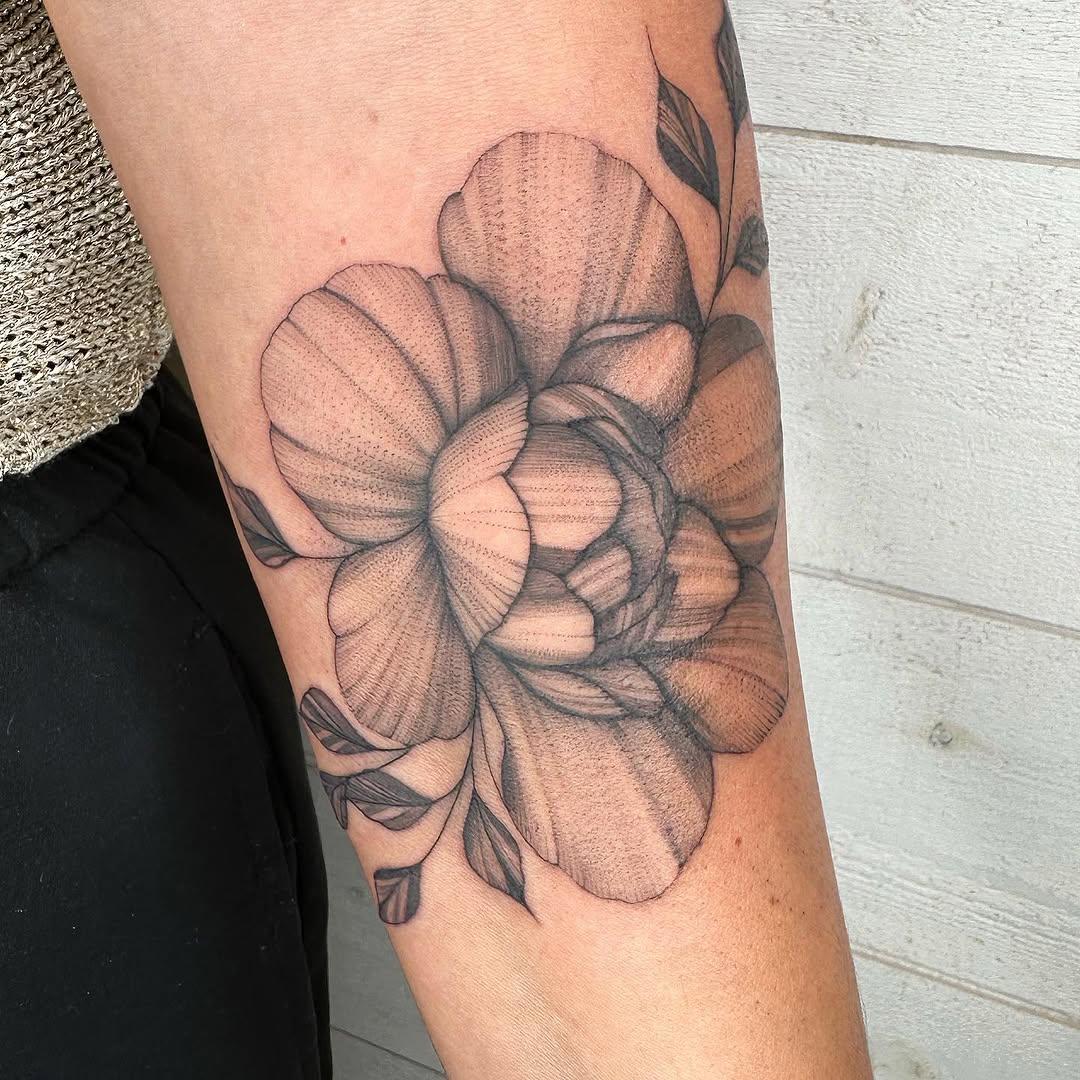 Tatouage Pivoine bras — elitza.tattoo