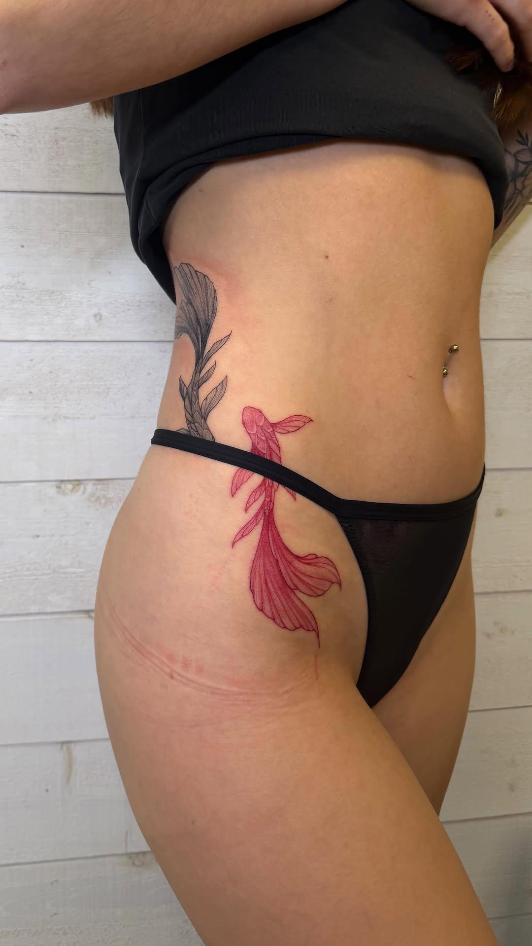 Tatouage Black & Red floral — elitza.tattoo