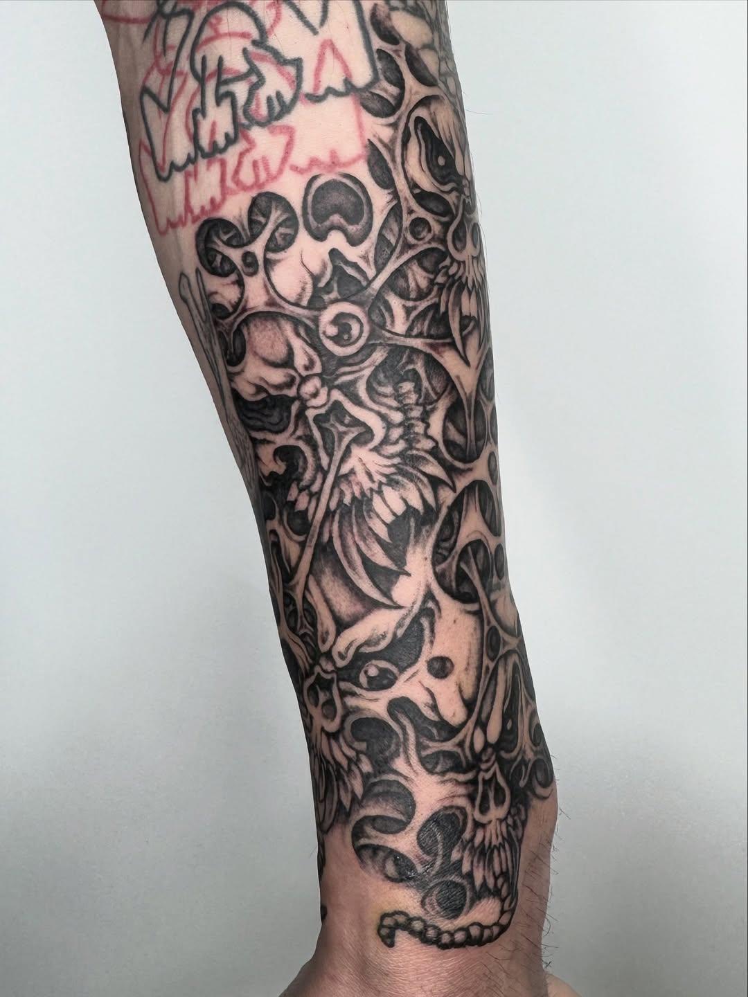Tatouage Composition intégrale jambe avec crâne et détails organiques — yung_mocci