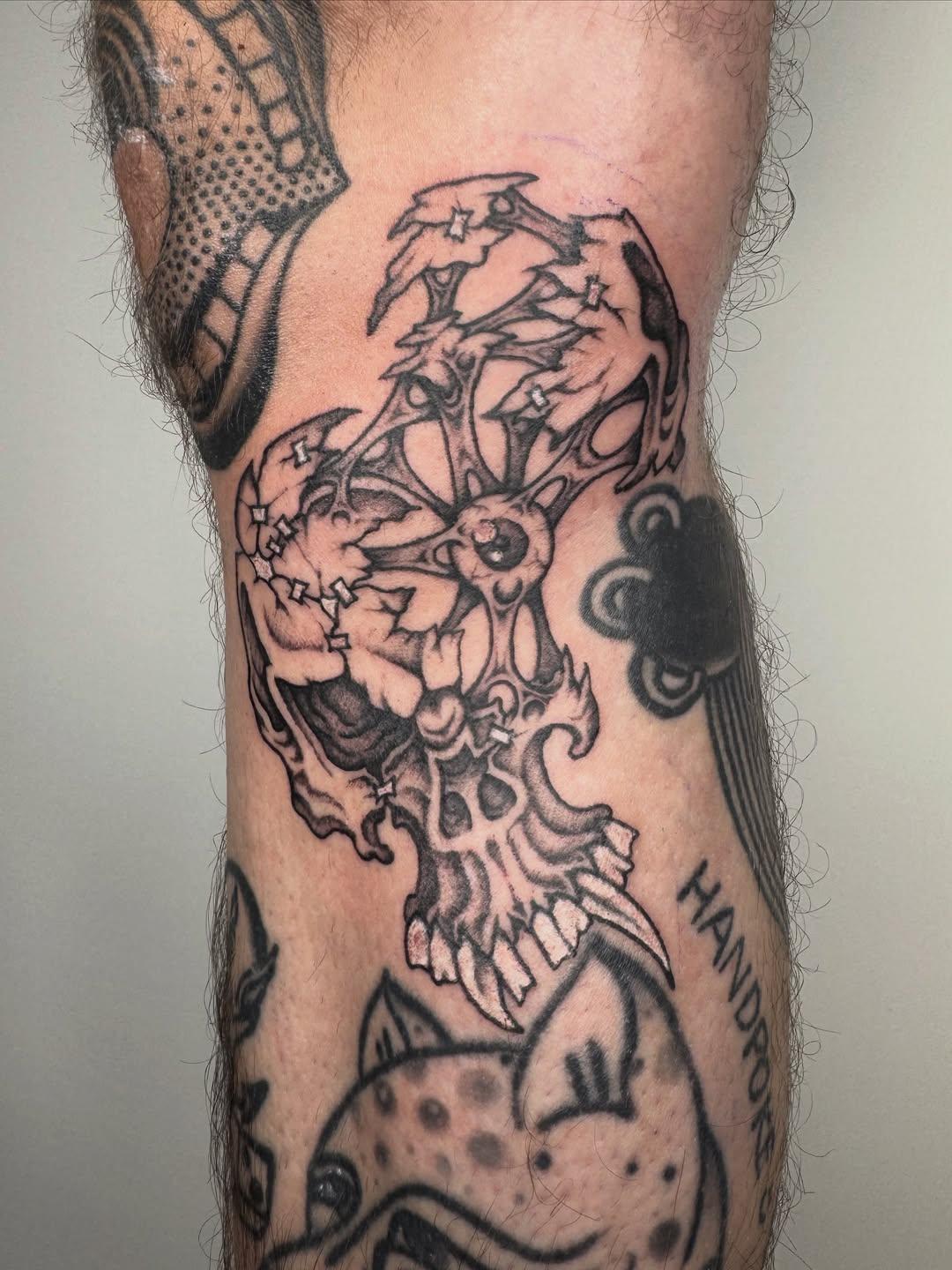 Tatouage Crâne fleuri sur jambe — yung_mocci