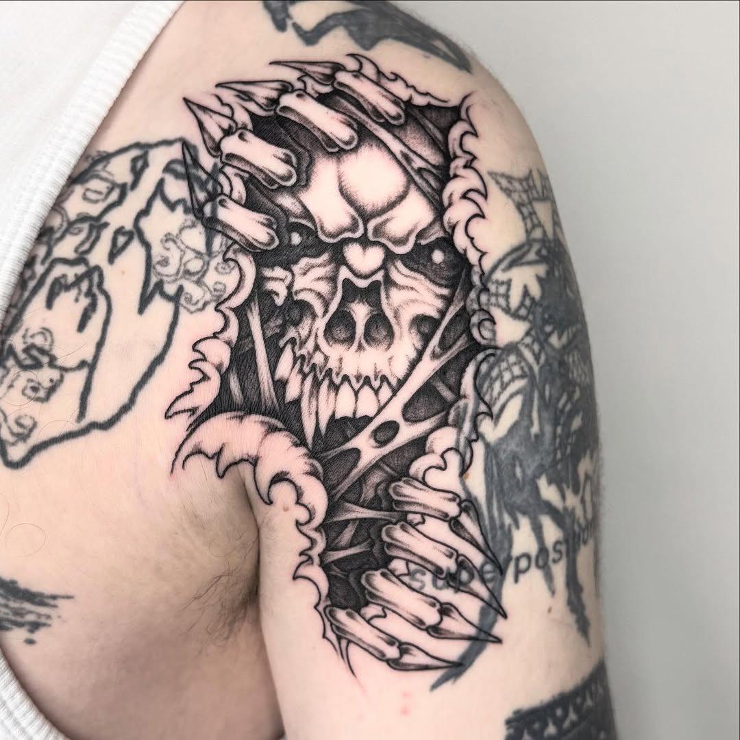 Tatouage Crâne avec mains squelettiques — yung_mocci