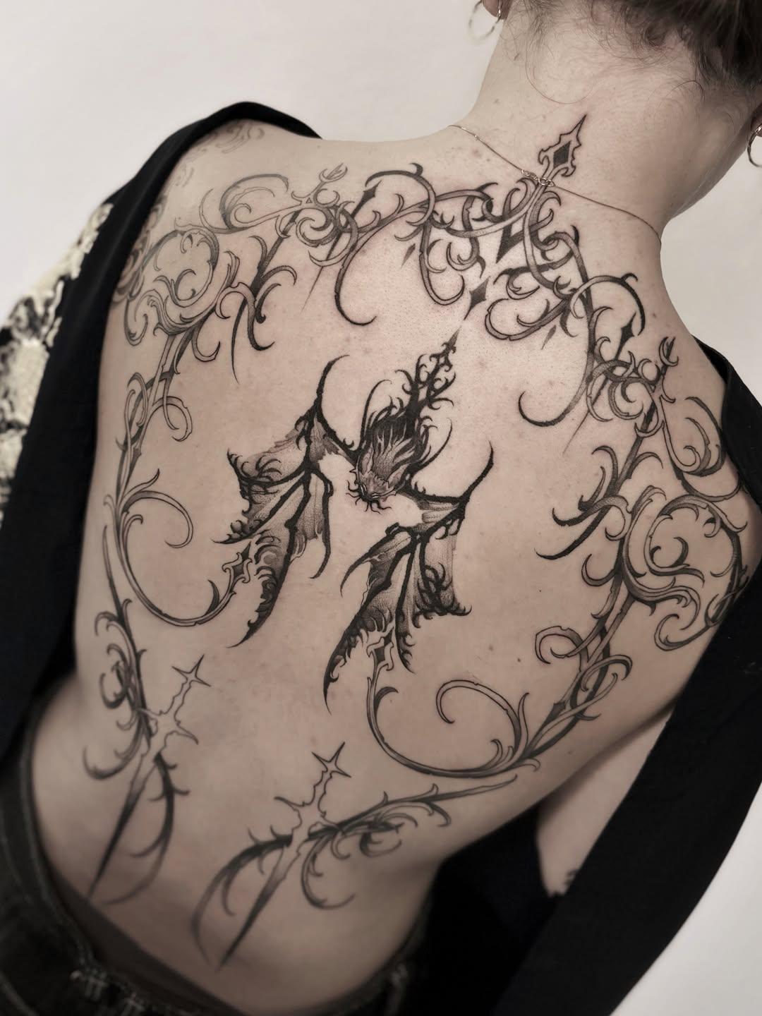 Tatouage Chauve-souris et ornements dos — mikescythe.ttt
