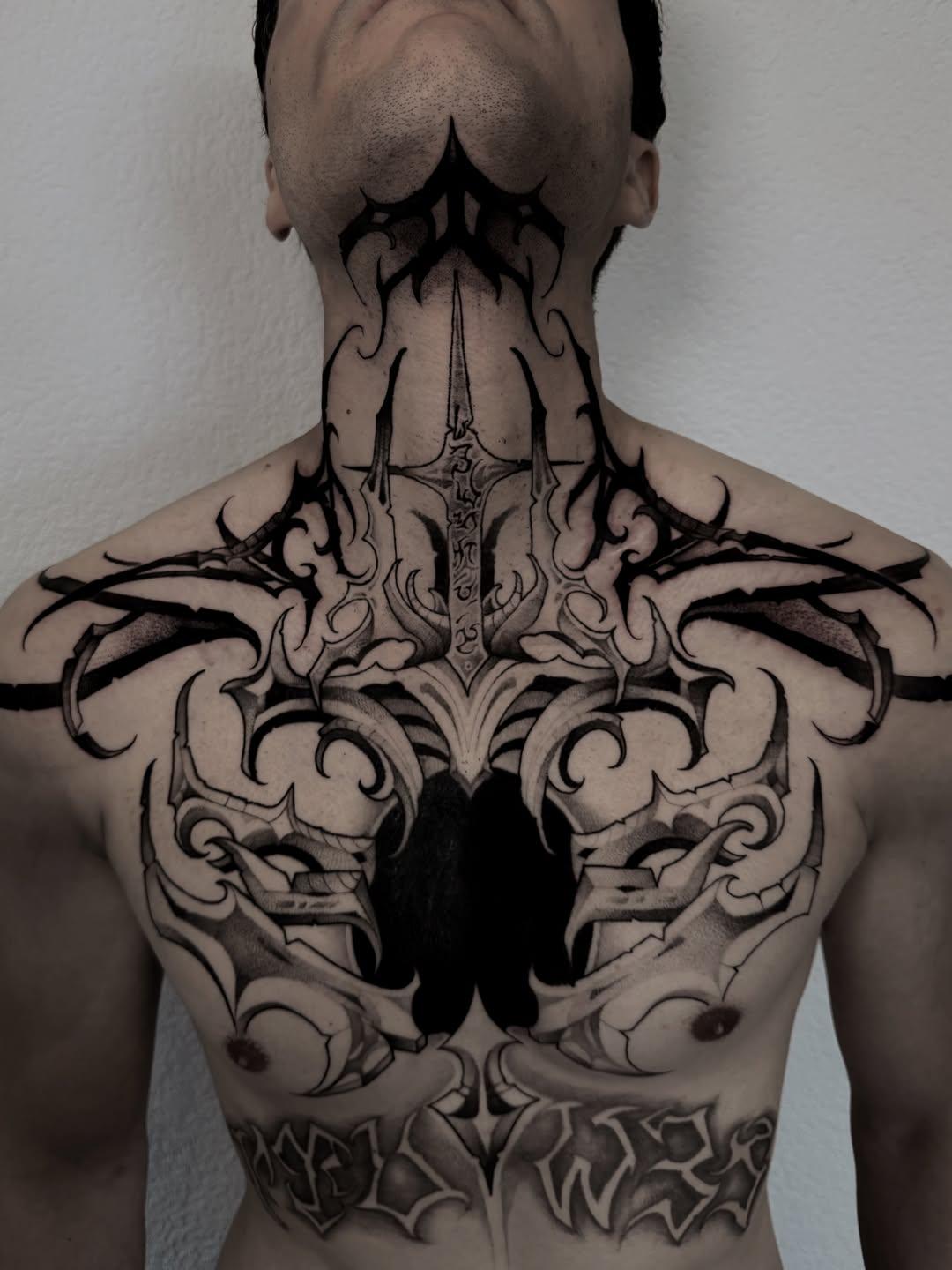 Tatouage Épée et ornements torse — mikescythe.ttt