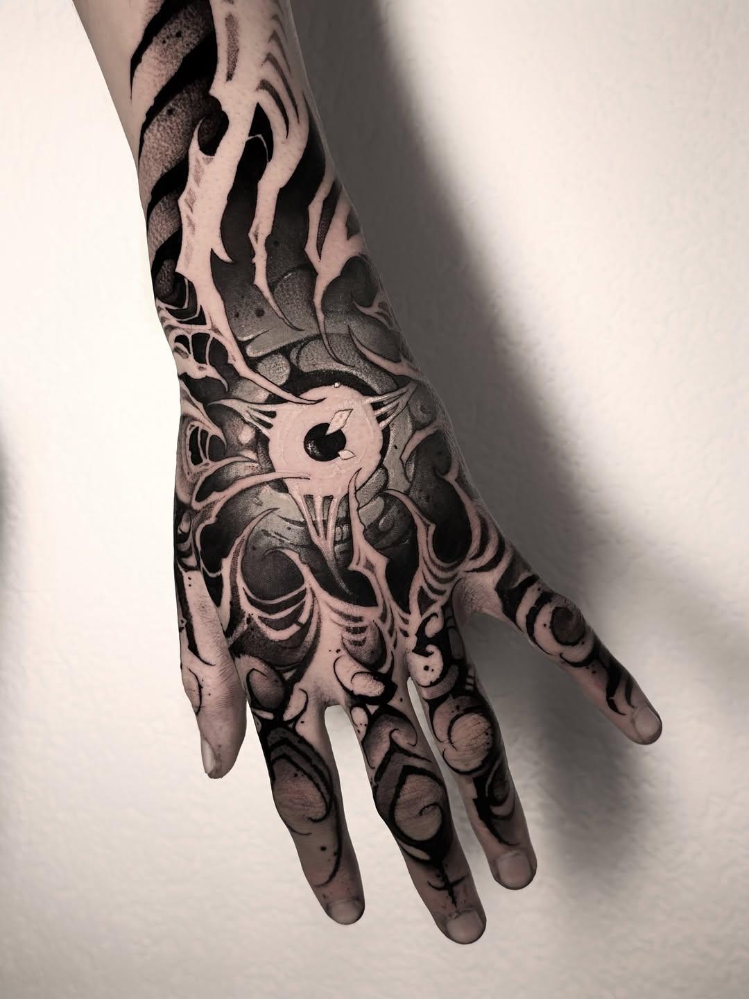 Tatouage Oeil ornemental et organique main — mikescythe.ttt