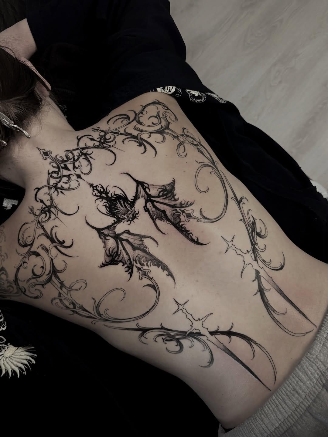 Tatouage Chauve-souris et ornements épaule — mikescythe.ttt
