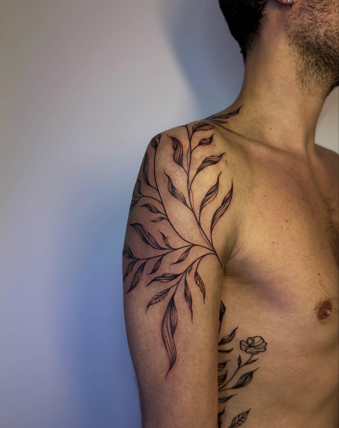 Tatouage Feuilles fineline — mowgli.tattoo