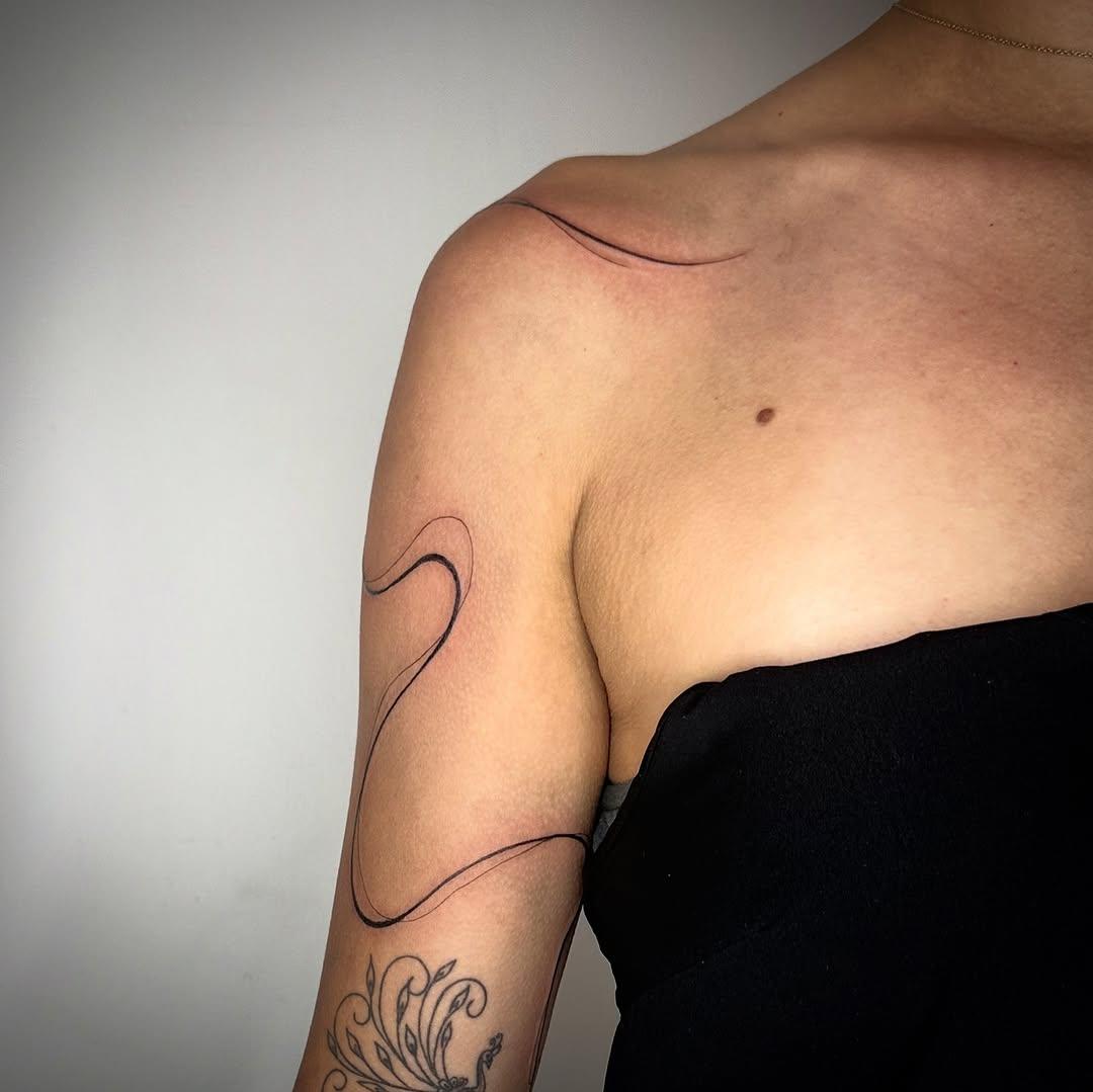 Tatouage Onde minimaliste — mowgli.tattoo