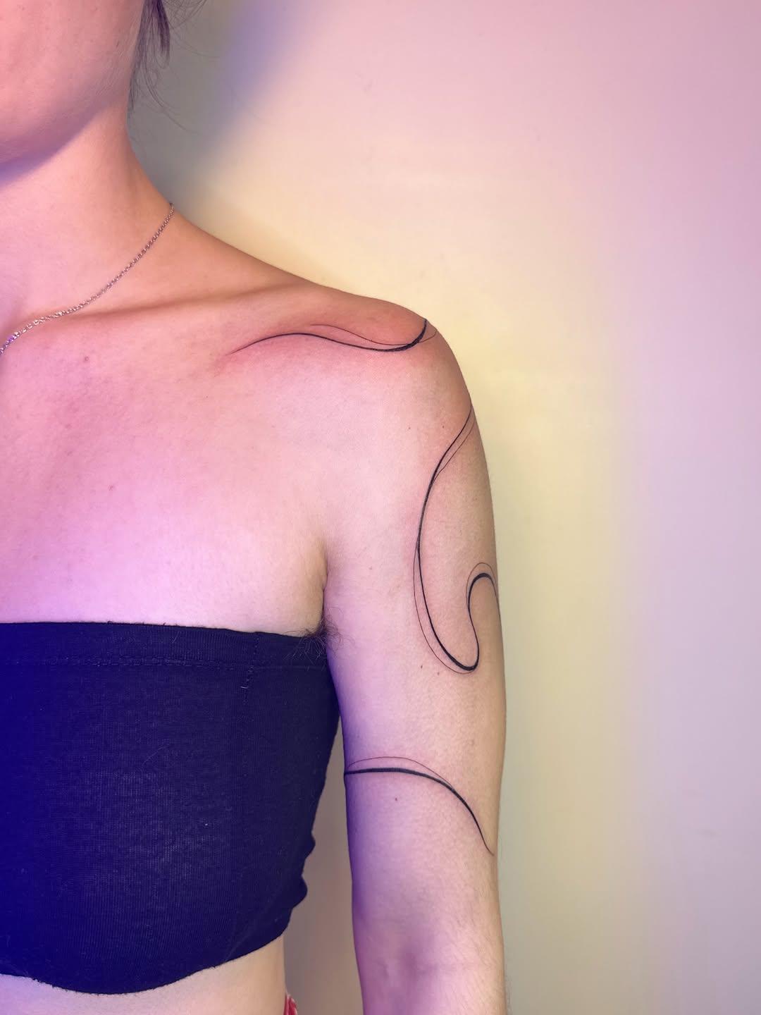 Tatouage Ligne minimaliste — mowgli.tattoo