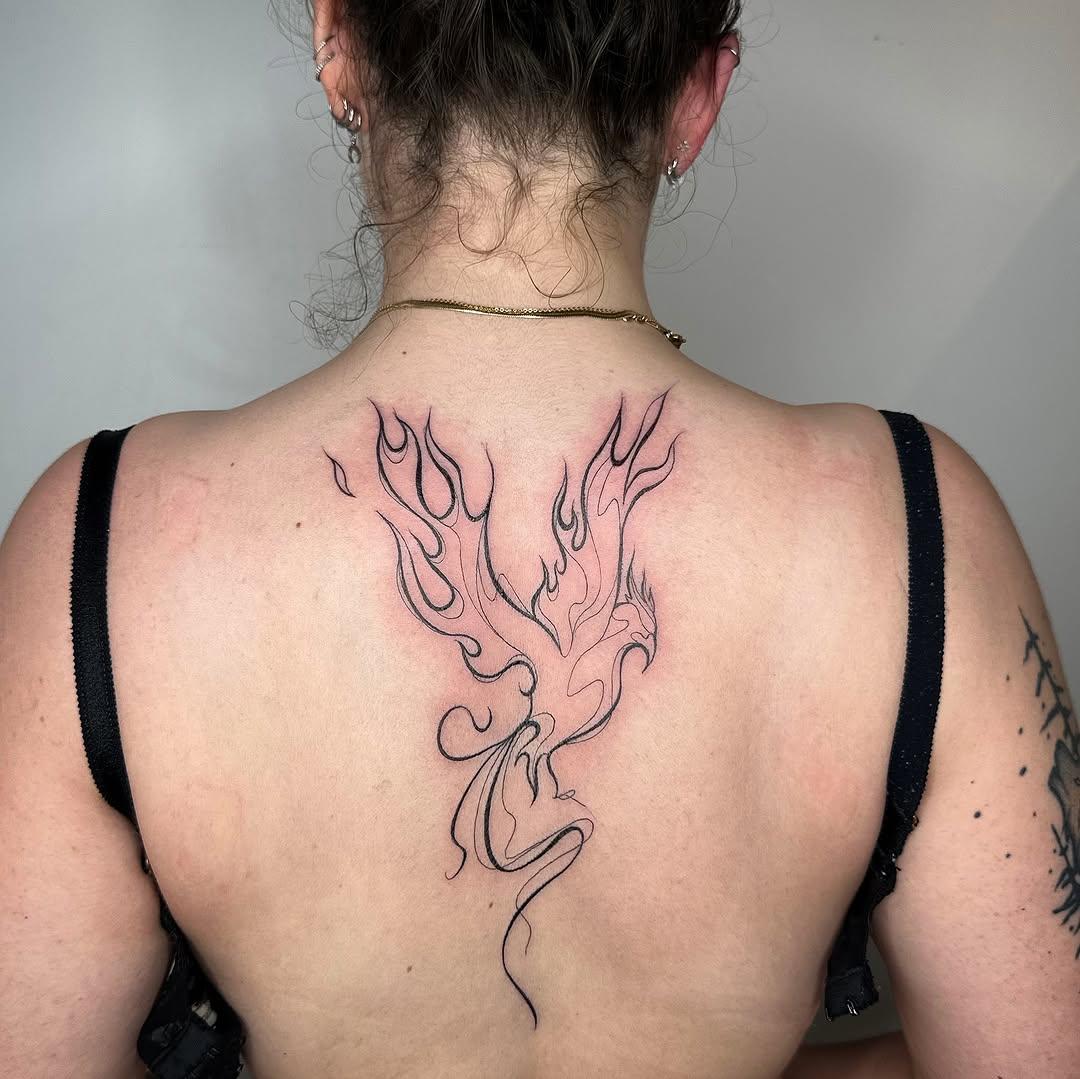 Tatouage Phoenix enflammé dos — mowgli.tattoo