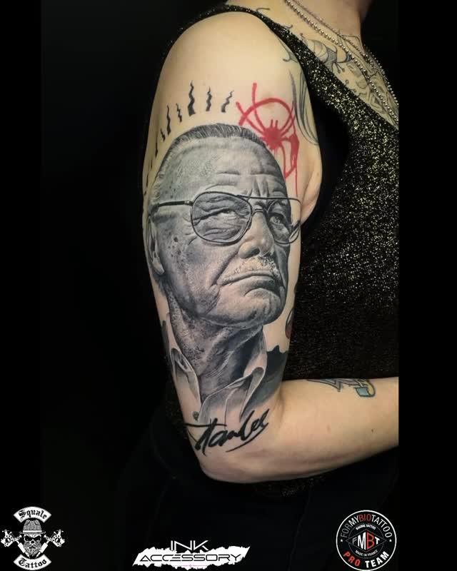 Tatouage Portrait Stan Lee avec symbole rouge — pascal_squaletattoo