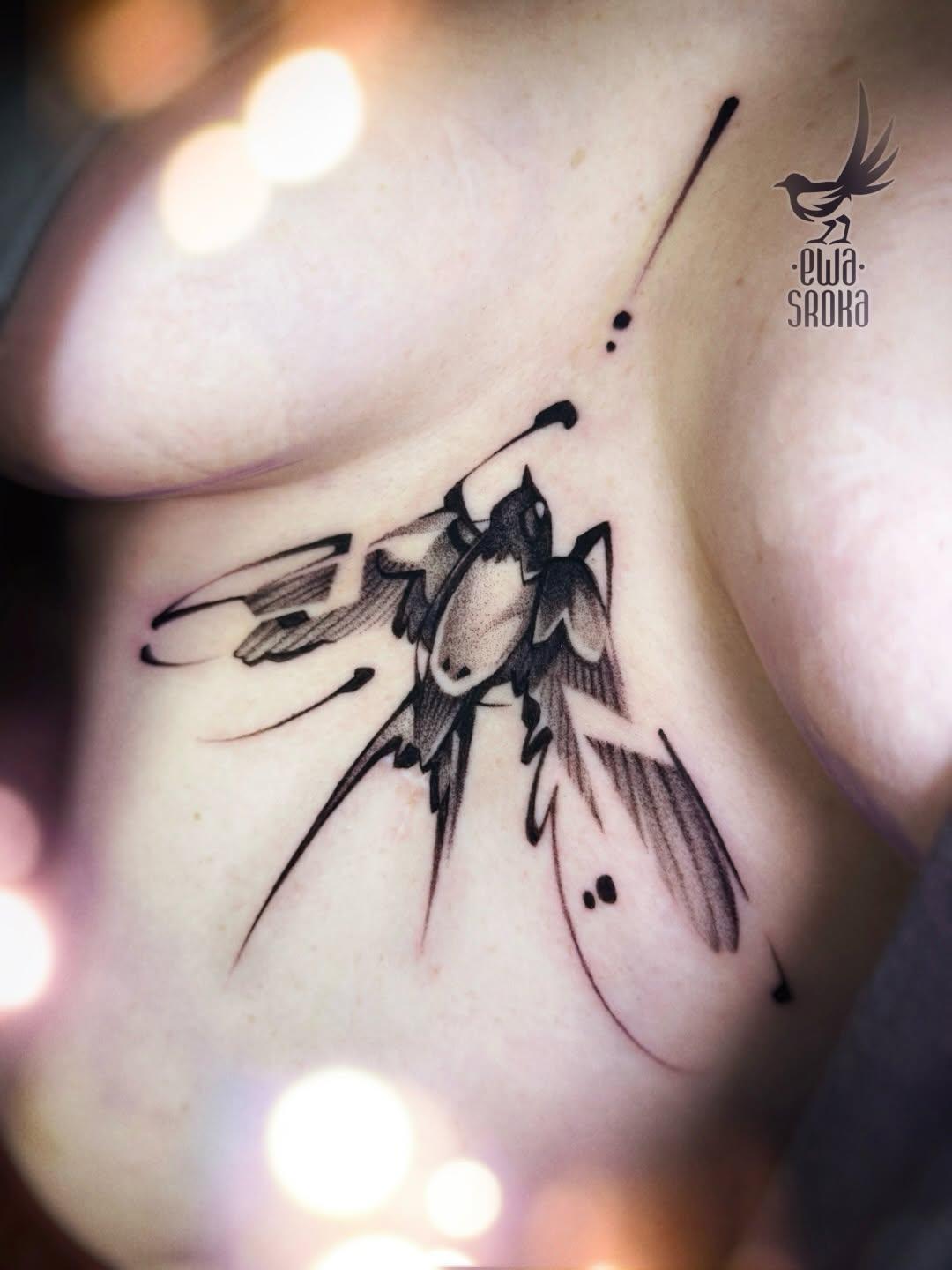 Tatouage hirondelle graphique — ewasrokatattoo