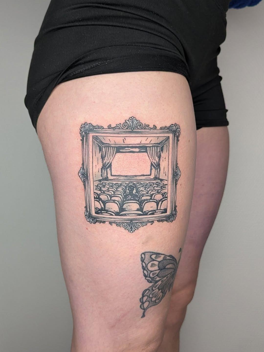 Tatouage salle cinéma cadre ornemental — rouge.tattoo