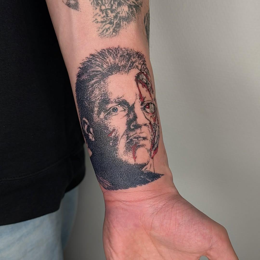 Tatouage portrait dotwork cicatrisé — rouge.tattoo