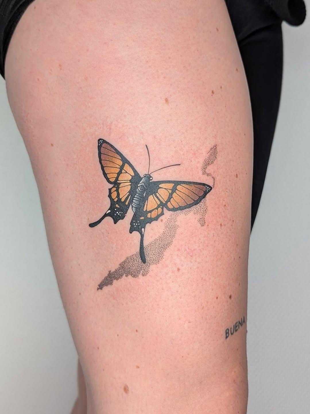 Tatouage papillon lumière féminin — rouge.tattoo