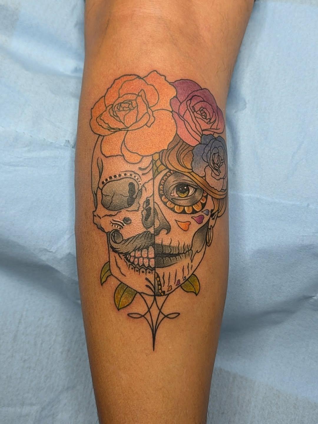 Tatouage crâne fleurs aquarelle — rouge.tattoo