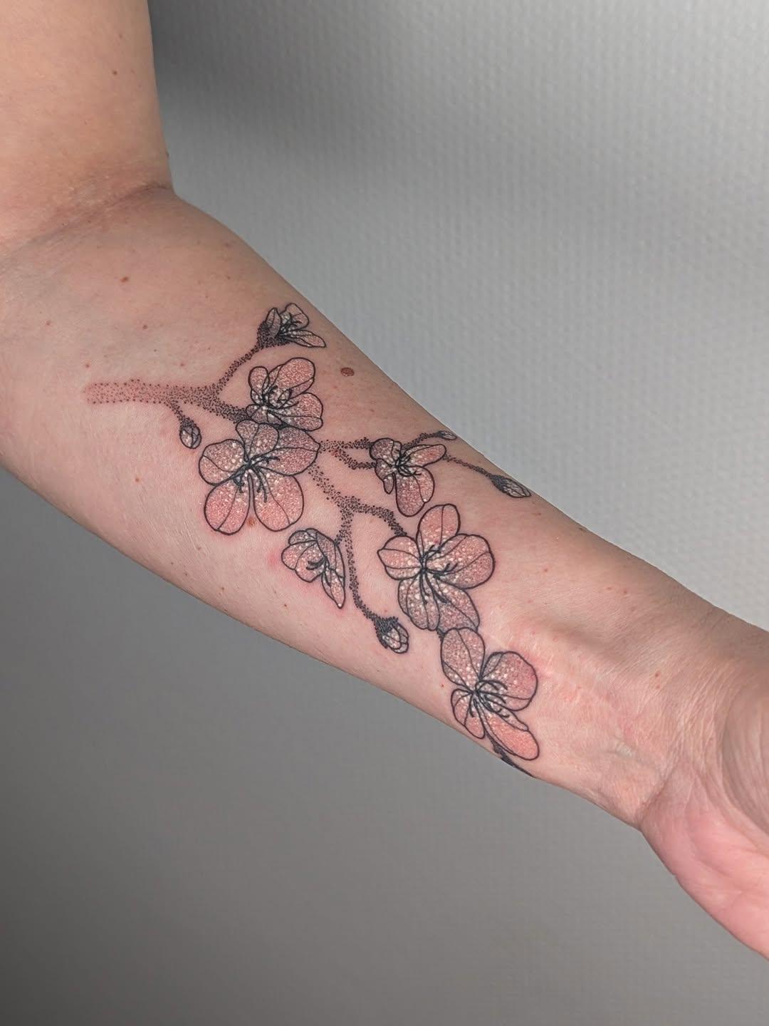 Tatouage petites fleurs botaniques — rouge.tattoo