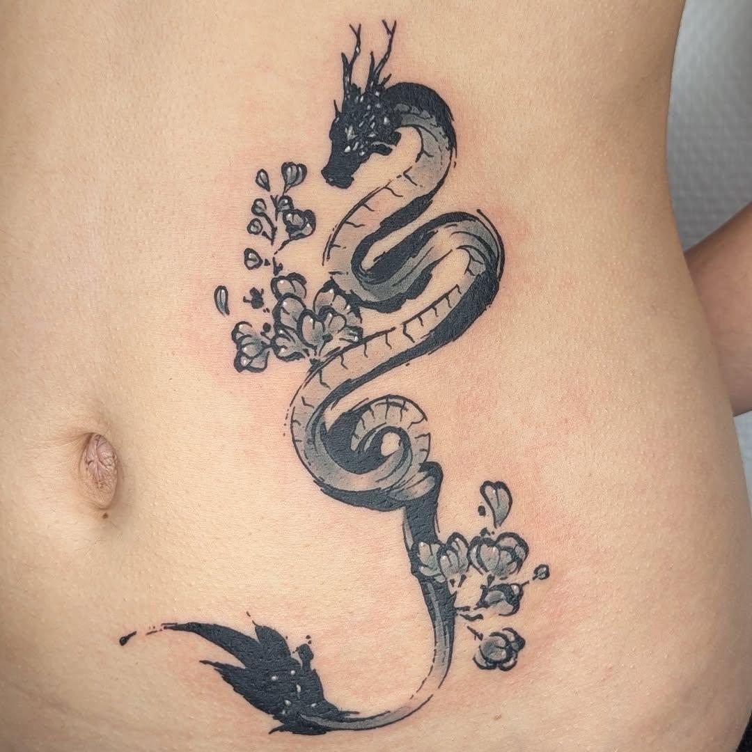 Tatouage dragon Japonais floral — rouge.tattoo