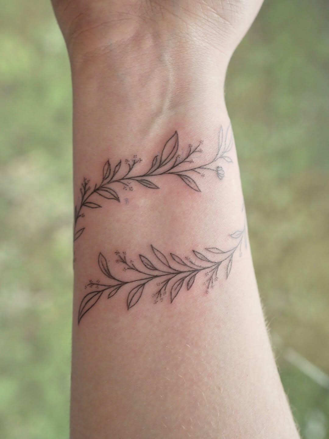 Tatouage branches botaniques spiralées — marti_noty