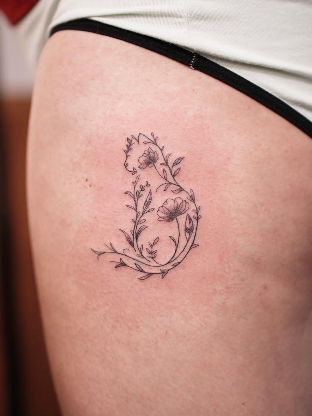 Tatouage numéro formé par rameaux et fleurs — marti_noty