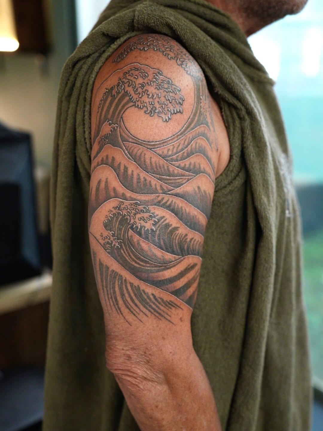 Tatouage vagues avec lune et arbres japonais — marti_noty