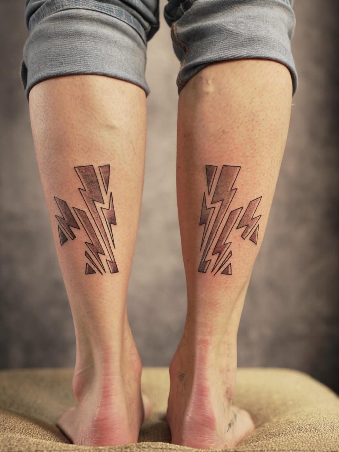 Tatouage éclairs géométriques symétriques — marti_noty