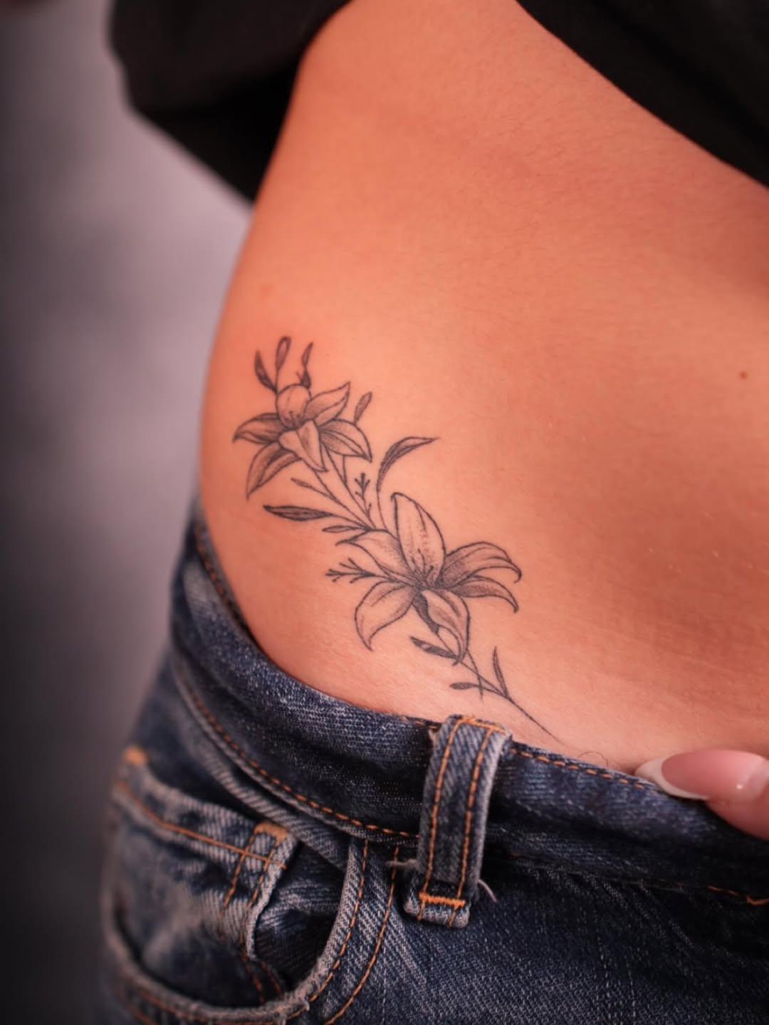 Tatouage fleurs botaniques minimalistes spiralées — marti_noty