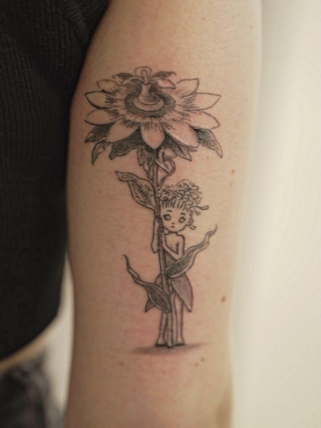 Tatouage petite créature avec tournesol — marti_noty