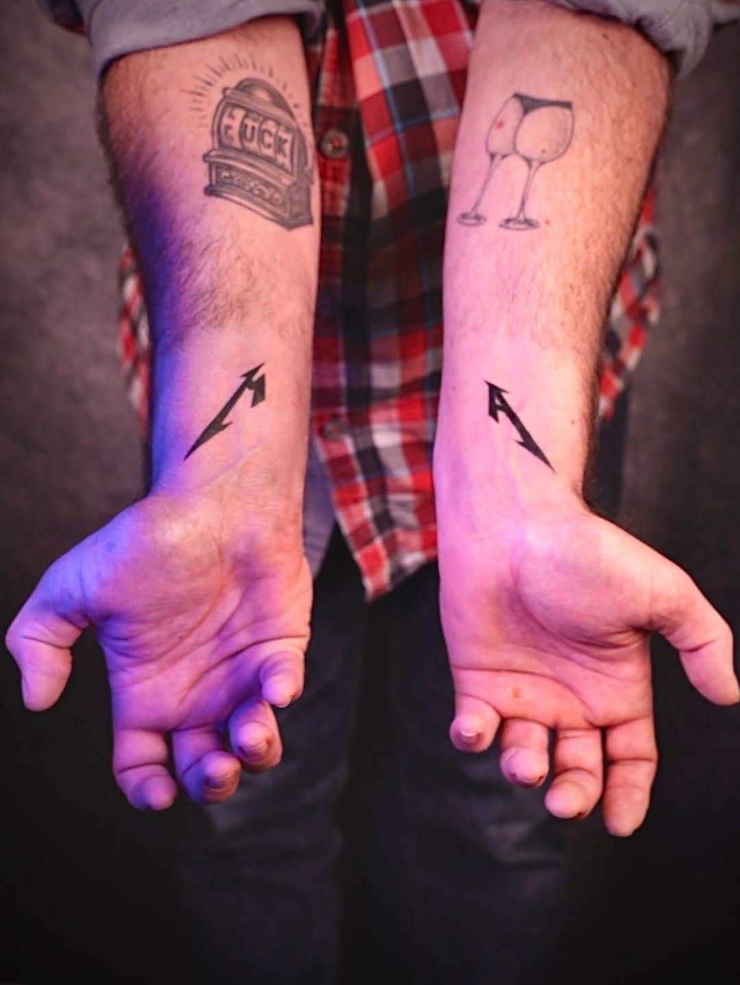 Tatouage fleurs de lys ornementales — marti_noty