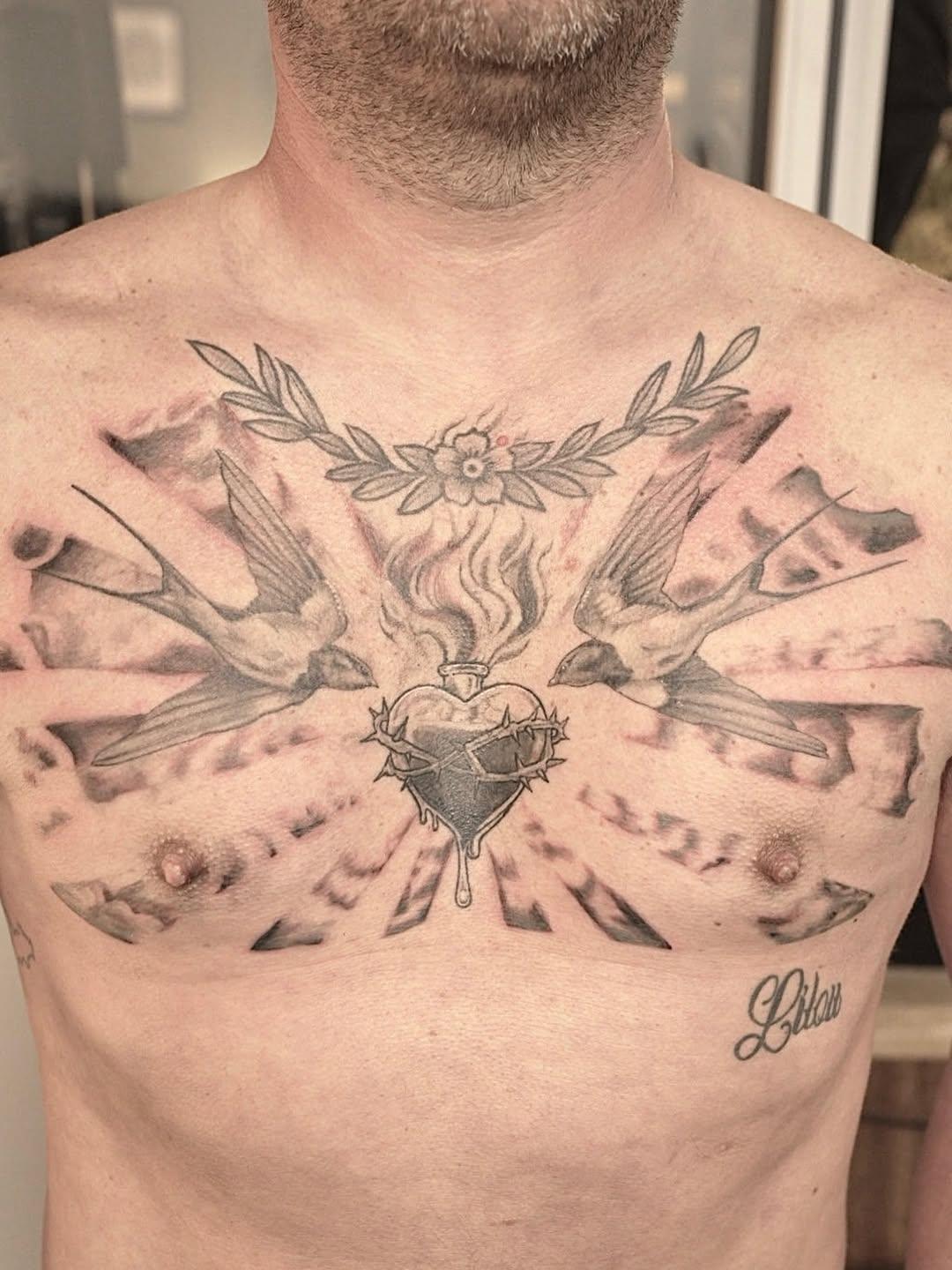 Tatouage cœur sacré avec colombes et fleurs — marti_noty