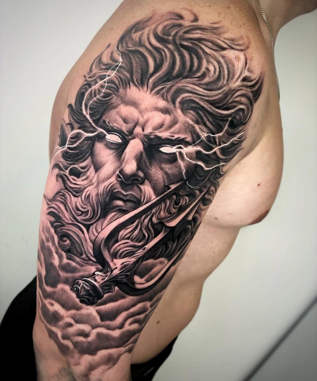Tatouage Trident Guerrier Continuation — vladmorgantattoo