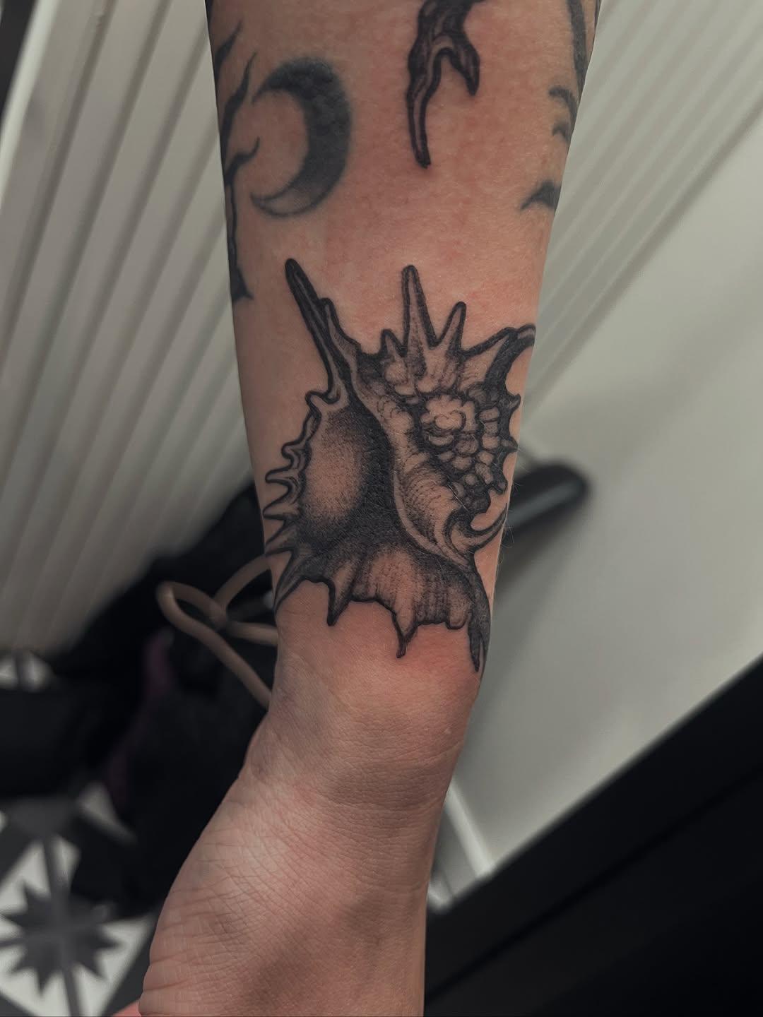 Coquillage blackwork poignet — grofabtattoo