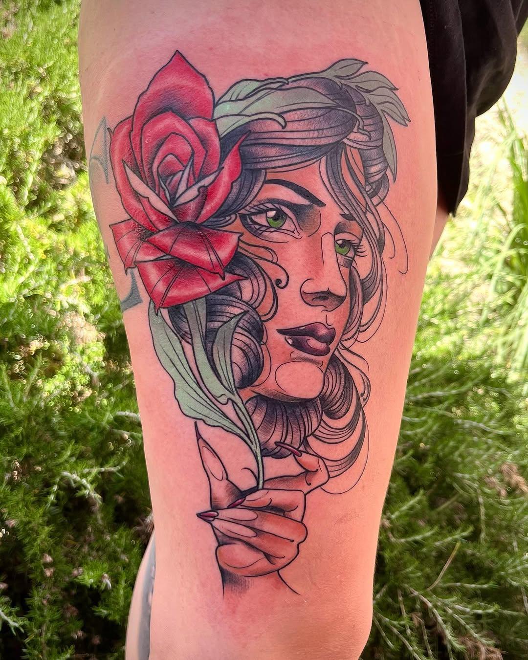 Tatouage Portrait femme avec rose néo-trad — chriss_tf