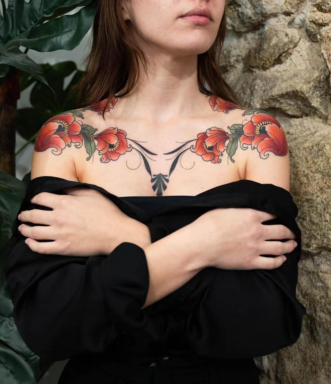 Tatouage Chest floral néo-traditionnel — chriss_tf