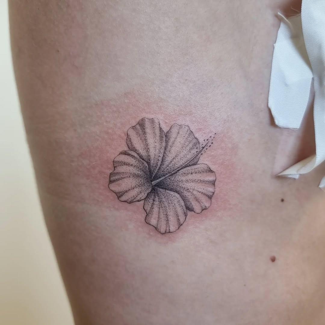 Tatouage Fleur hibiscus fine — benji_laforge