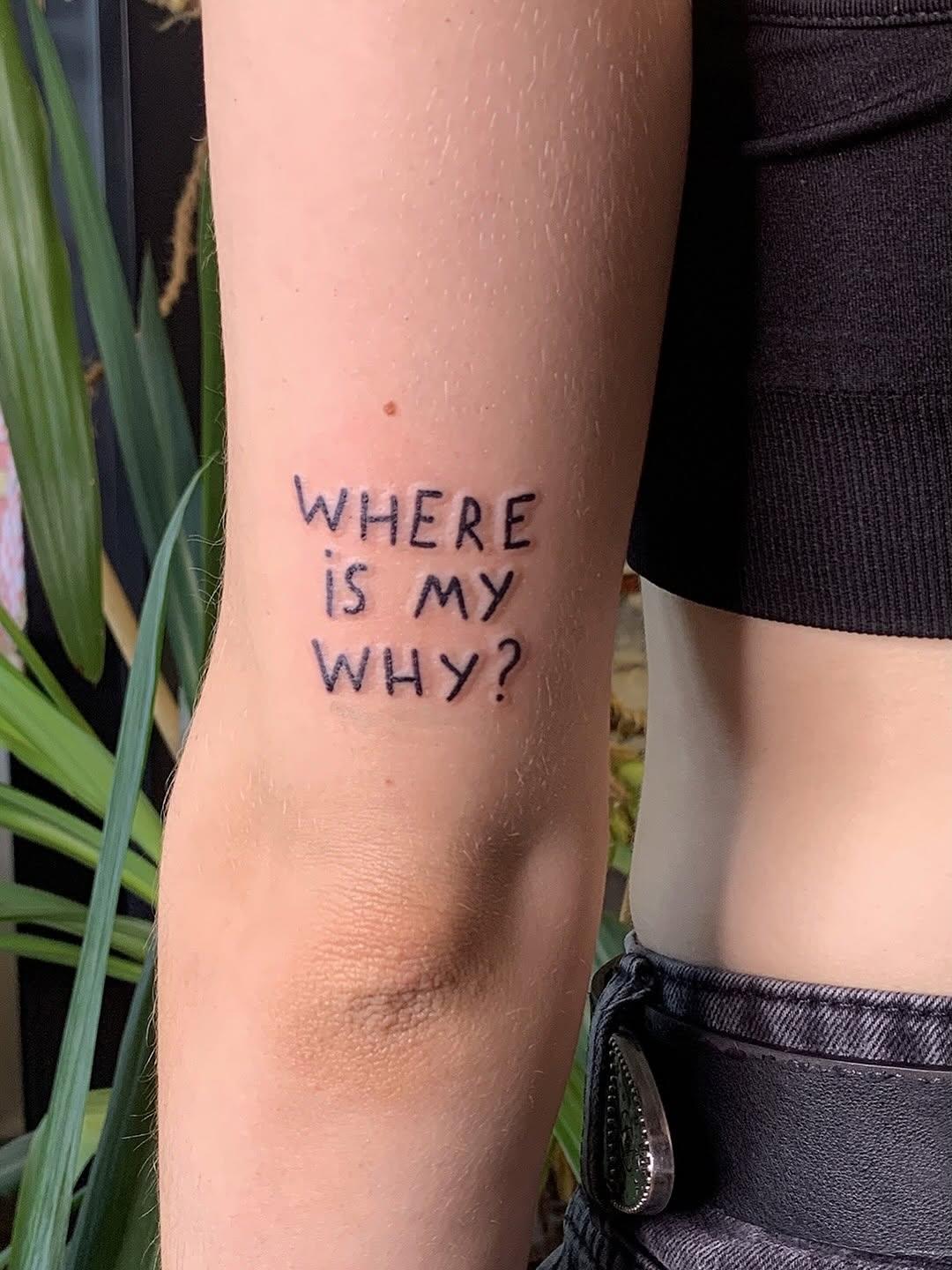 Tatouage lettrage where is my why — camila.tatua