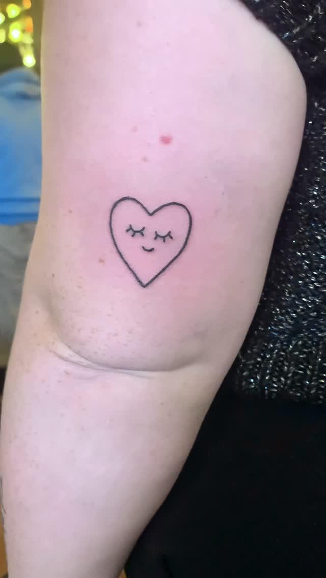 Tatouage coeur stylisé souriant — camila.tatua