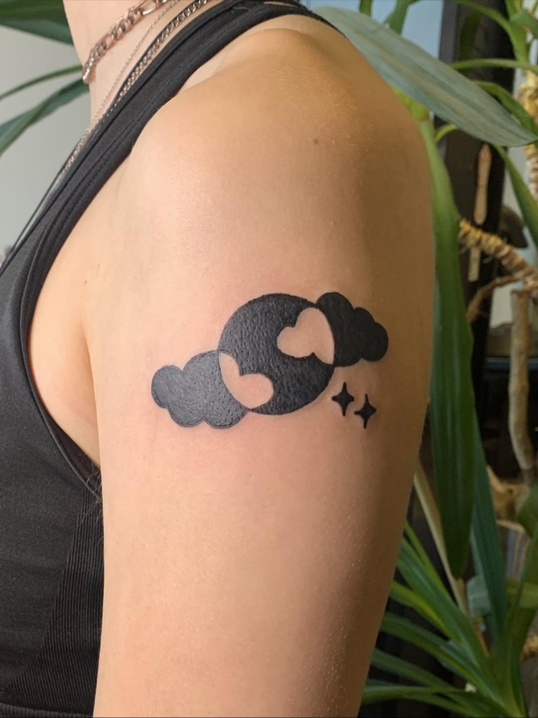 Tatouage nuages lune étoiles — camila.tatua