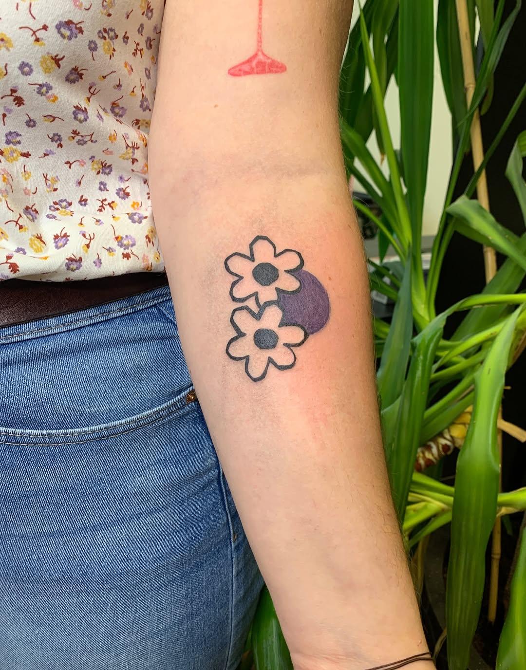 Tatouage fleurs avec lune yin-yang — camila.tatua