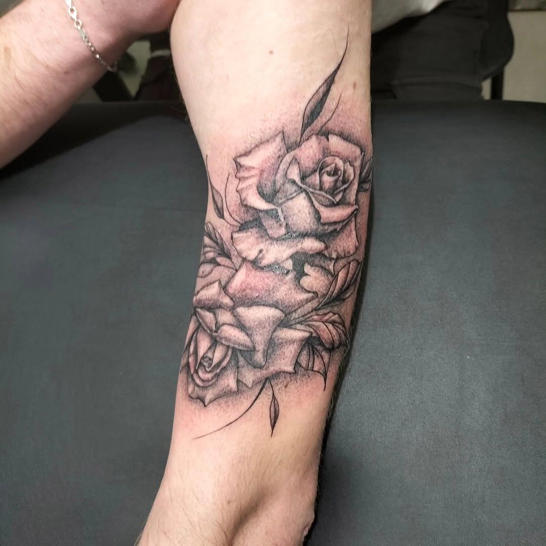 Tatouage Roses micro-réalisme — cwmtattoo