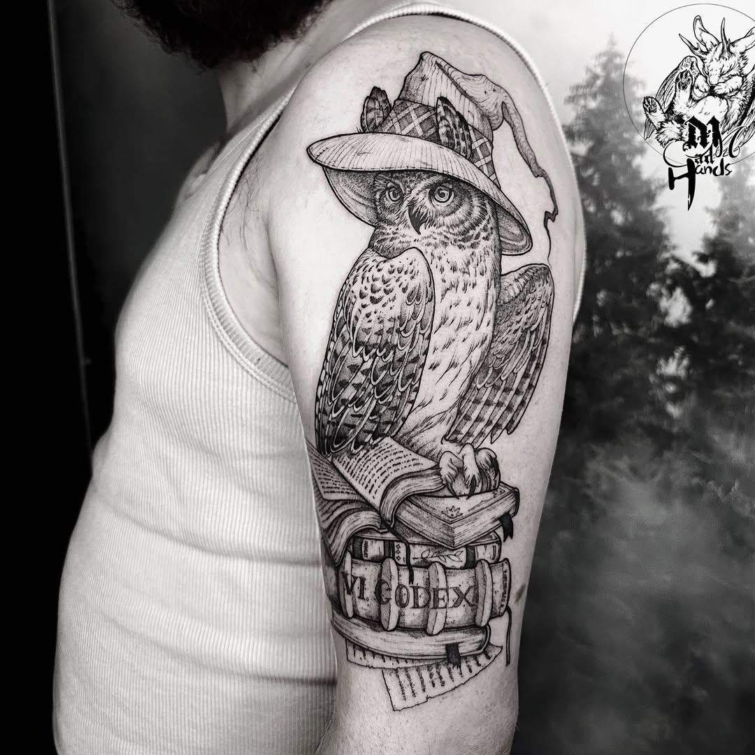 Tatouage hibou avec chapeau de sorcière et livres — madhands_tattoo