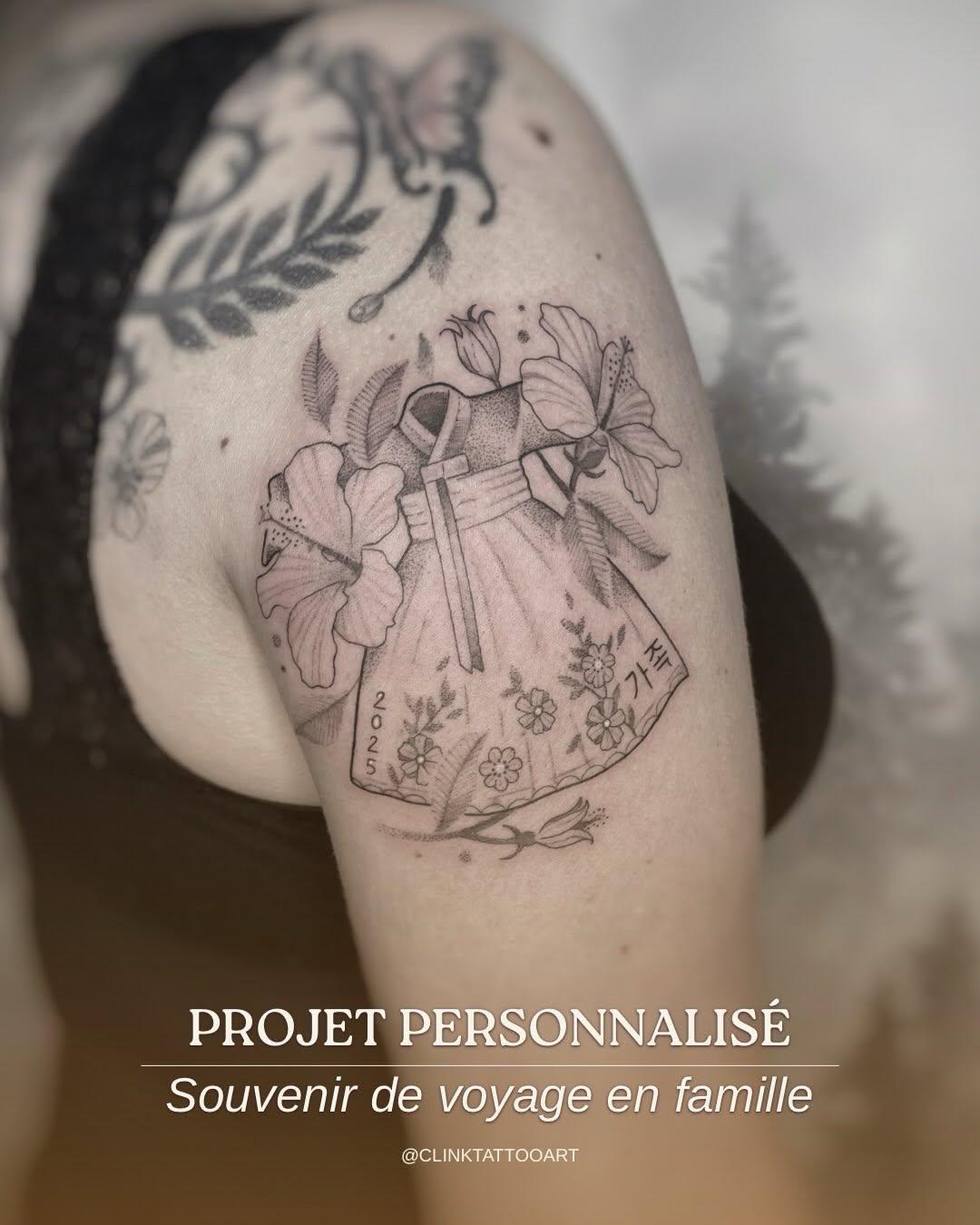 Tatouage Tenue traditionnelle coréenne avec hibiscus — clinktattooart