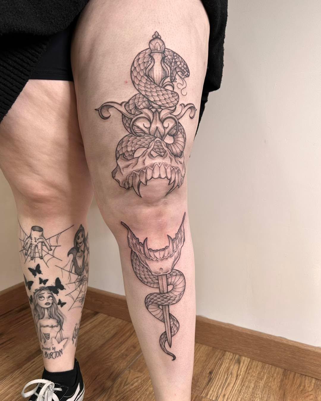 Tatouage serpent fleurs jambe — lameduserpent