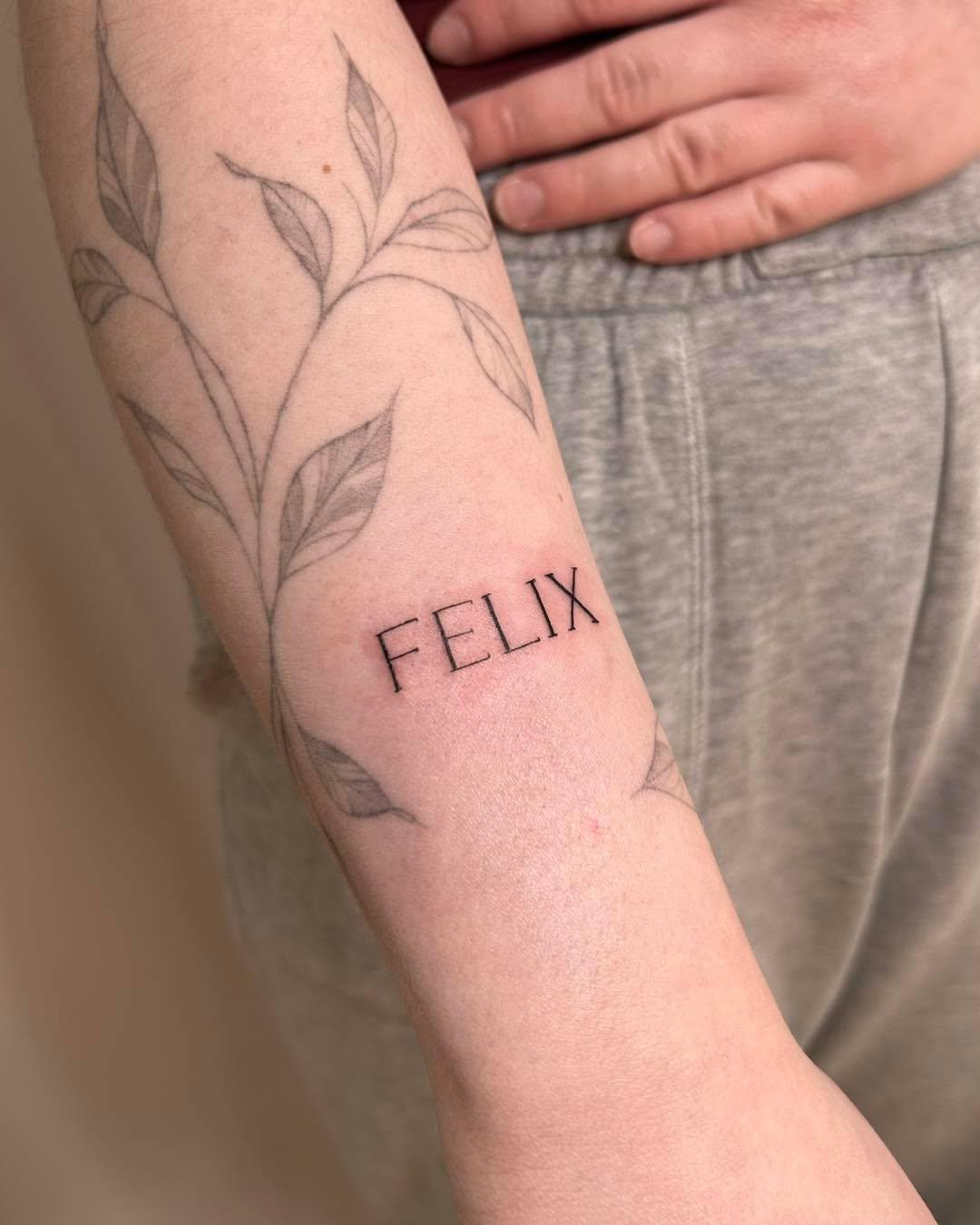 Tatouage branche feuilles avant-bras — lameduserpent