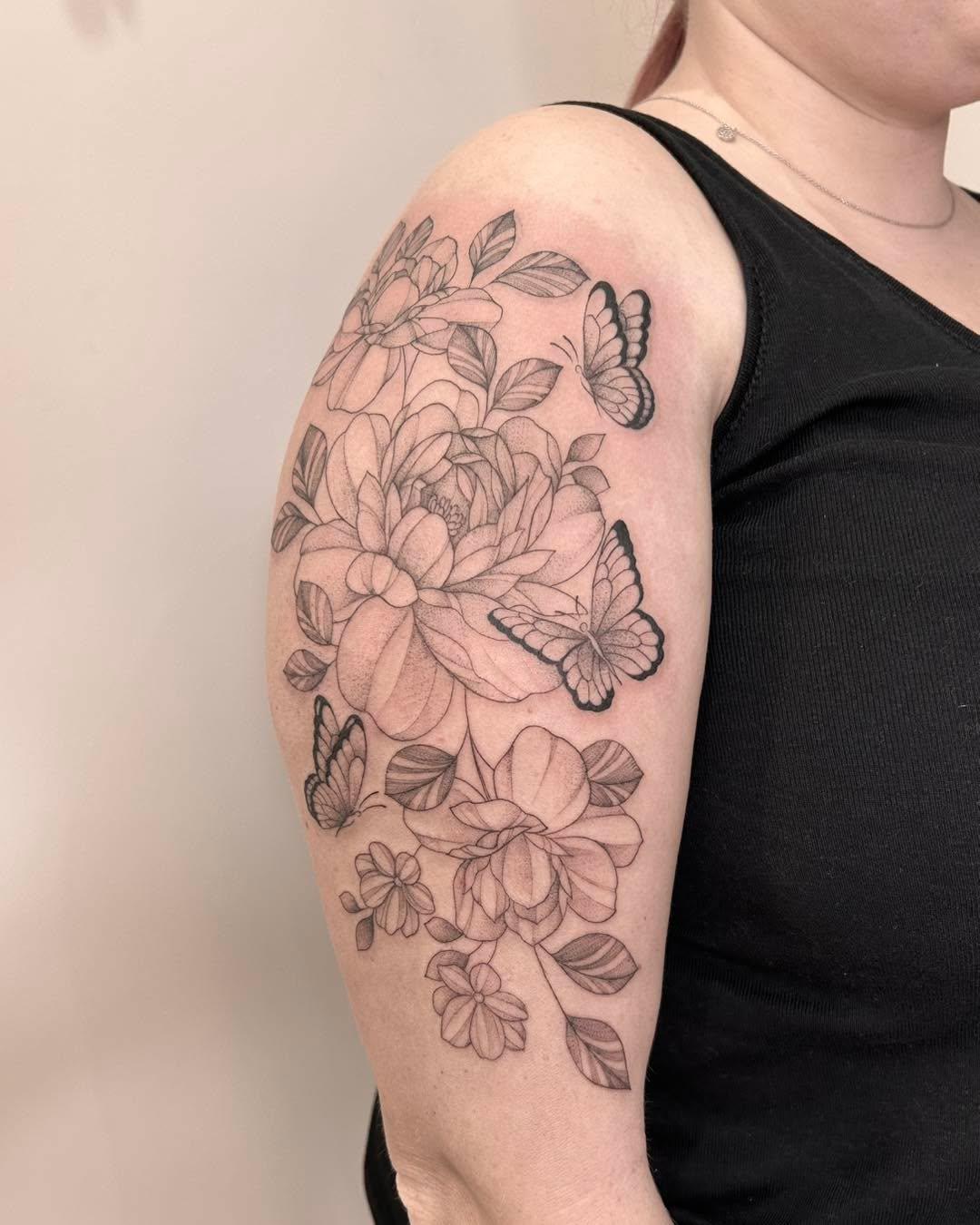 Tatouage fleurs papillons épaule — lameduserpent
