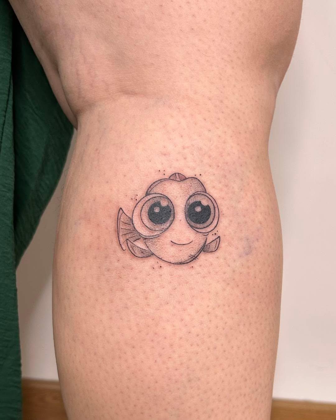 Tatouage Dory poisson Disney jambe — lameduserpent